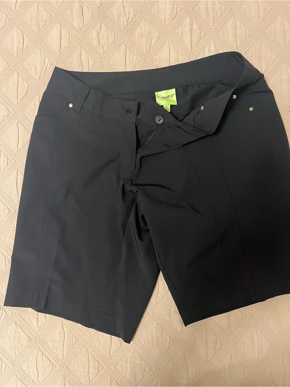 Emerald 78 size 6 Black Women's Performance Stretch Shorts